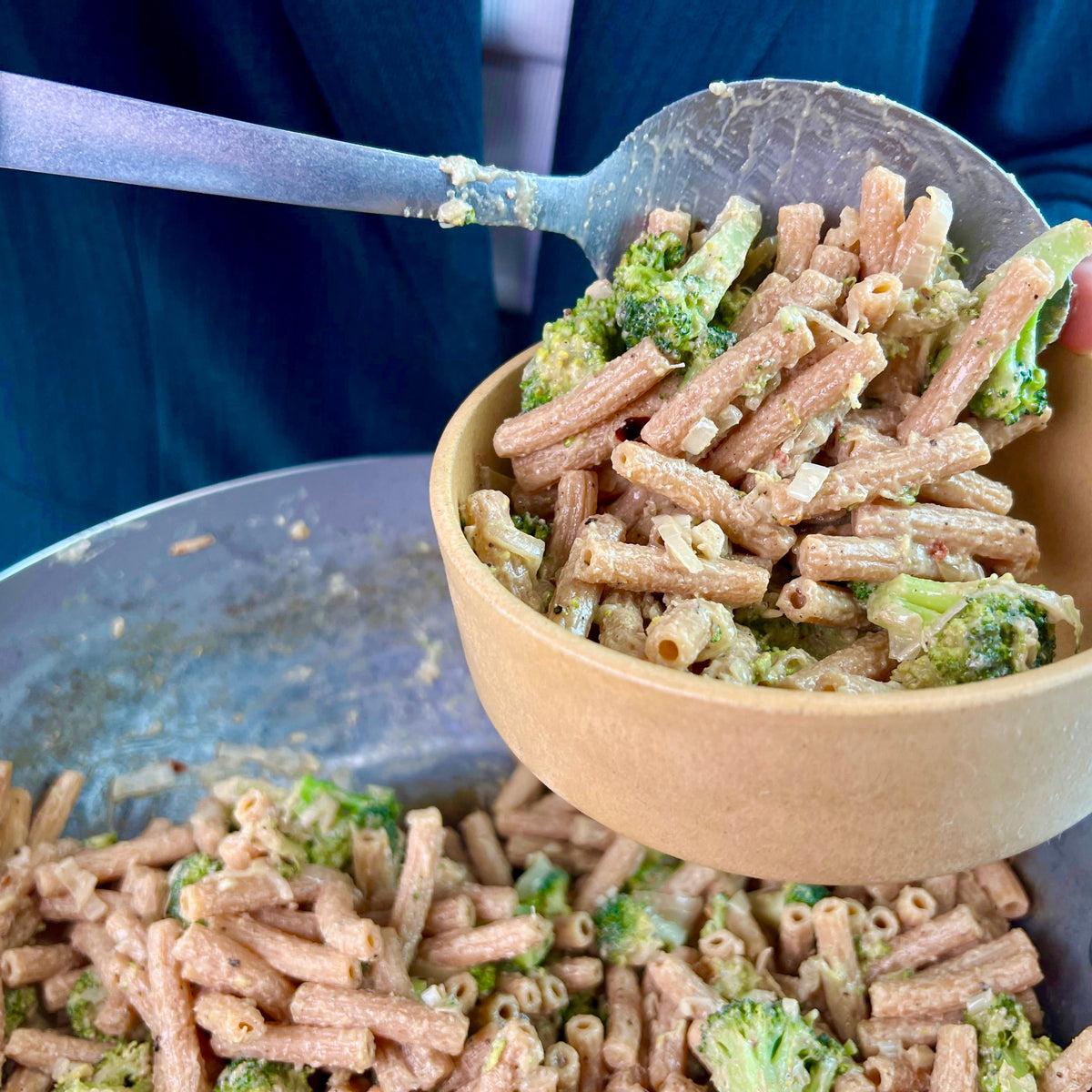 Pasta med broccoli og tahin