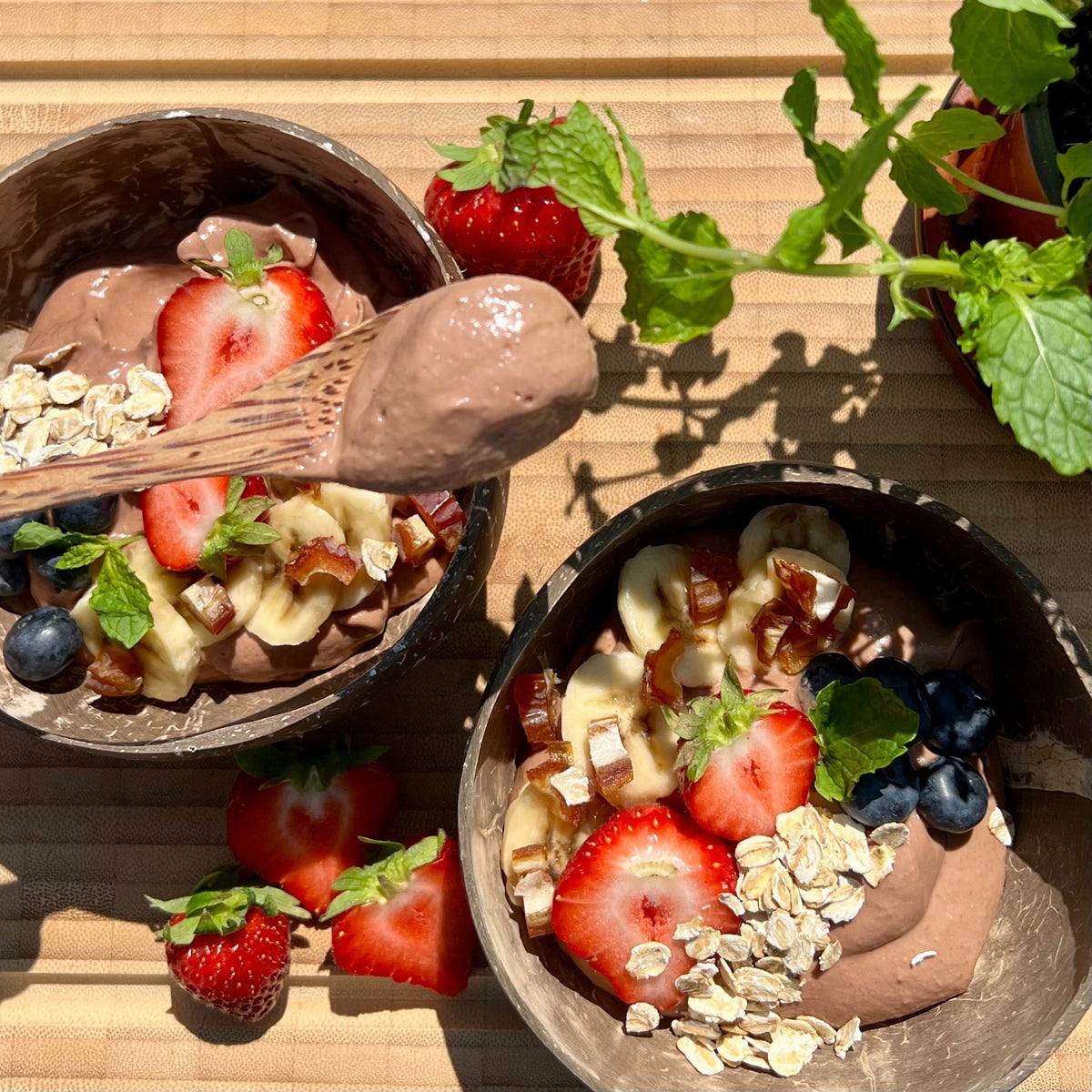 Chokolade & jordbær smoothie bowl | Smoothie bowl med chokolade og jordbær