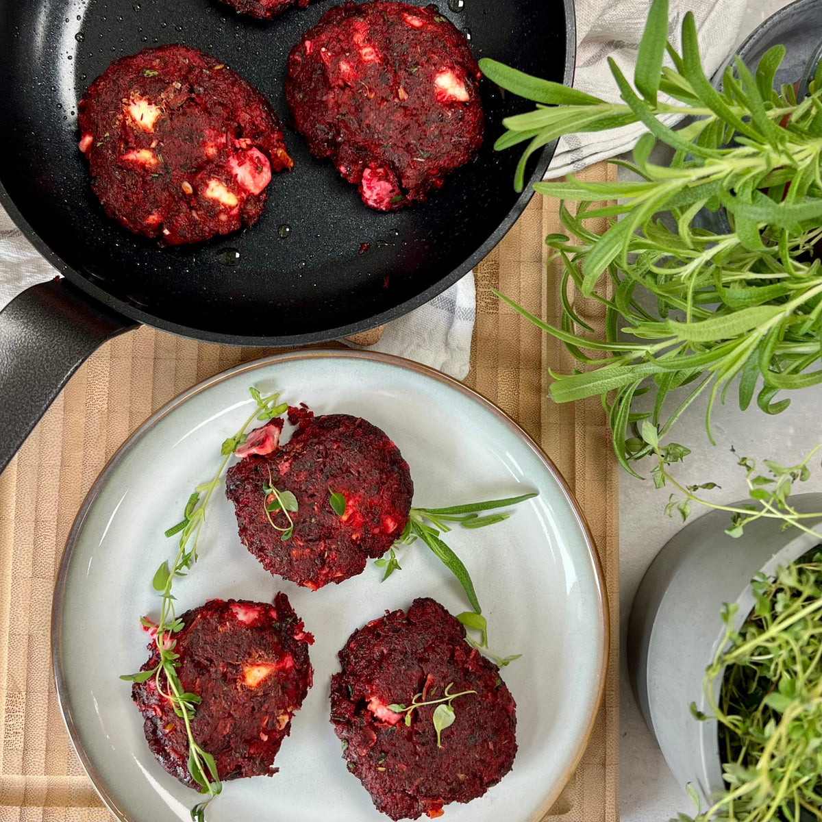 Rødbedebøffer med feta | Rødbedebøffer med feta og hvidløg
